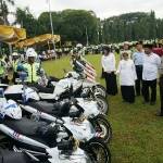 Kapolres Jombang, AKBP Agung Marlianto didampingi Wabup Munjidah Wahab dan Sekda Ita Triwibawati mengecek kendaraan yang akan digunakan petugas pengaman jalur mudik di Jombang, Kamis (30/6). foto: rony suhartomo/ BANGSAONLINE