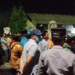 Massa saat mendatangi kantor Balai Desa Munggugebang Gresik sebelum pelantikan Kasi Pemerintahan dibatalkan. foto: ist.