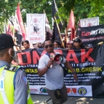 Massa Kompak Gresik saat menggelar demo di depan PN Tipikor Surabaya. foto: ist.