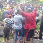 Warga memadati Wisata Air Terjun Guyangan Problinggo untuk menyaksikan proses pencarian salah satu pengunjung yang dikabarkan tenggelam.