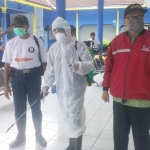 Penyemprotan disinfektan untuk mencegah penularan Virus Corona di Terminal Bus Trenggalek. foto: HERMAN S/ BANGSAONLINE