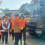 Bupati Pasuruan Irsyad Yusuf (depan) saat mengecek peralatan yang akan digunakan untuk penanganan kebencanaan.