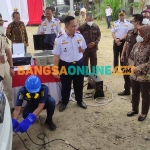 Wali Kota Mojokerto, Ika Puspitasari, saat meninjau langsung proses uji emisi di Lapangan Raden Wijaya. Foto: YUDI EKO PURNOMO/BANGSAONLINE