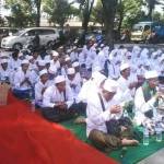 Puluhan santri dan kiai dari PP Mambaul Ulum gelar istghotsah di depan kantor Kejati Jatim. (ft: shoim/BANGSAONLINE)