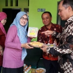 POTENSI BERKEMBANG: Bambang Haryo saat bertemu pelaku UMKM di Desa Durungbeduk Kecamatan Candi Sidoarjo, Sabtu (6/10). foto: MUSTAIN/ BANGSAONLINE