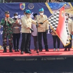 Bupati Hendi bersama Wabup Gus Firjaun, didampingi Forpimda saat memberangkatkan Angkutan Wisata Jember.