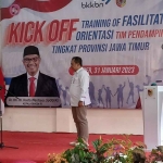 Kepala BKKBN RI, Hasto Wardoyo, saat mengukuhkan Hendy Siswanto menjadi Bapak Asuh Anak Stunting di Jember.