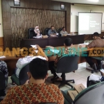 Keterangan dari kiri ke kanan: Kepala Diskominfo Gresik, Ninik Asrukin, Wakil Ketua Komisi III DPRD Gresik, Eddy Santoso, dan anggota Mustajab saat menjadi narasumber FGD. Foto: SYUHUD/BANGSAONLINE