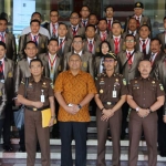 Para peserta Diklat Kepemimpinan TK. III Angkatan I Pusat Diklat Manajemen dan Kepemimpinan Badan Diklat Kejaksaan Republik Indonesia bersama Sekda) Kota Surabaya, Hendro Gunawan.