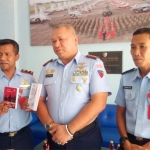 Komandan Lanud Muljono Surabaya Kolonel Pnb Budi Ramelan (tengah) saat memberikan keterangan.