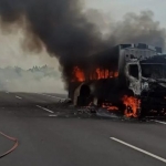 Truk Pengangkut Paket Terbakar Di Tol Cipali KM 87, Foto: Humas Tol Cipali