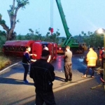 Proses evakuasi bangkai truk tangki yang terguling di kelokan Loh Denok Km 11.