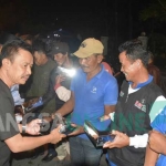 Bupati Jombang, Nyono Suharli Wihandoko saat membagikan menu santap sahur kepada para abang becak di sekitar stasiun Jombang, Minggu 918/6/2017) dini hari. foto: ROMZA/ BANGSAONLINE