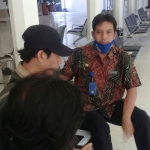 Kadinsos Banyuwangi Lukman Hakim (batik) saat diwawancarai awak media.
