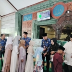 Pj Bupati Bangkalan, Arief M Edie saat menyerahkan santunan anak yatim