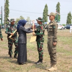 Wabup Sidoarjo menyerahkan peralatan kerja saat upacara pembukaan TMMD ke-126, Rabu (8/10/2025). foto ist