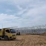Pembangunan tahap pertama Huntara atau hunian sementara bagi warga terdampak banjir di Desa Ulee Rubek Timur, Kecamatan Seunuddon, Kabupaten Aceh Utara, Aceh. Foto: Dokumentasi/Bidang Komunikasi Kebencanaan