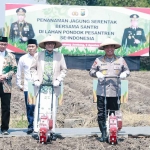 Wakapolri, Komjen Pol Dedi Prasetyo, saat tanam jagung di Ponpes Tebuireng, Jombang.