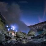 Blue Fire di gunung Ijen. (foto: wisatabackpackers)