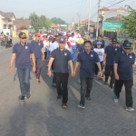 MLAKU BARENG: Wabup dan tokoh agama saat mengikuti Jalan Sehat Kerukunan yang digelar FKUB Sidoarjo, Sabtu (6/10). foto: mustain/BANGSAONLINE

