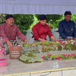 Bupati Arifin (baju merah) saat nyekar ke makam Menak Sopal.