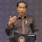Presiden Jokowi saat mengenakan baju berbahan dari Tenun Ikat Bandar Kidul, kain khas Kota Kediri. Foto: Ist.