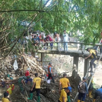 Kerja bakti pembangunan jembatan darurat yang dilakukan Polsek Bluluk bersama koramil, pemdes dan warga
