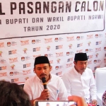 Pasangan calon (paslon) bupati dan wakil bupati Ngawi Ony Anwar dan Dwi Riyanto Jatmiko saat mendaftar di KPU Ngawi. foto: Zainal Abidin/ BANGSAONLINE.com