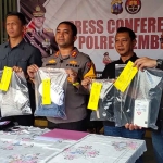 Konferensi pers terkait penemuan mayat di Mapolres Jember.