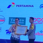 Wakapolres Ngawi Kompol Haryanto saat menerima penghargaan dari Kepala BKKBN.