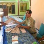BANTUAN: Petugas BPBD Ngawi ketika memberikan bantuan  kepada warga di balai Desa Rejuno. foto: zainal abidin/BANGSAONLINE