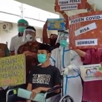 R, pasien asal Kecamatan Blega saat diumumkan sembuh dari Covid-19, Jumat (17/4) kemarin, sebelum akhirnya meninggal dunia.