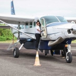 Penumpang bersiap menaiki pesawat Cessna Grand Caravan di Bandara Harun Thohir, Pulau Bawean, Gresik, Jawa Timur, Selasa (26/3/2024). Foto: Antara