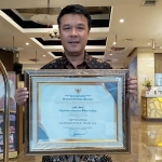 Kabag Humas Pemkot Surabaya M. Fikser yang hadir mewakili Wali Kota Surabaya Tri Rismaharini, menerima penghargaan top 99 Sinovik. foto: ist