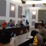 Wali Kota Risma saat berkoordinasi dengan Polres Tanjung Perak dan Polrestabes Surabaya untuk terus memasifkan pembentukan Kampung Tangguh Wani Jogo Suroboyo. (foto: ist).