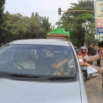 Kapolres Probolinggo, AKBP Wahyudin Latif, juga turut serta dalam pembagian takjil. Foto: Andi Sirajudin Efendi.