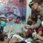 Kapolres Madiun AKBP Anton Prasetyo saat meninjau peserta sunatan massal.