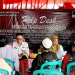 Staf KPU Sumenep saat melayani proses pendaftaran anggota PPK.