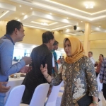 Wali Kota Mojokerto Ika Puspitasari saat meninjau sandal dan sepatu produksi IKM dalam Business Matching 2020, di Hall Graha Mojokerto Service City (GMSC).