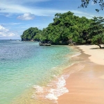 Pantai tiga warna di Malang Selatan. Foto: Instagram @pantaitigawarna