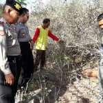 Petugas hendak mengevakuasi mayat tanpa identitas. foto: GUNAWAN/ BANGSAONLINE