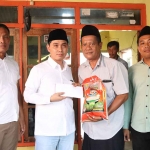 Wakil Bupati Mojokerto, Muhammad Al Barra atau yang akrab disapa Gus Barra, saat berkunjung ke korban kebakaran.