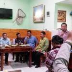 BAHAS PENDIDIKAN: Suasana diskusi yang digelar JSS di depot Warung Darjo (WD) Perum Taman Tiara, Sidoarjo, Sabtu (23/7) malam. foto: MUSTAIN/ BANGSAONLINE