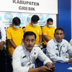 Kepala BNNK Gresik AKBP Supriyanto ketika memamerkan para tersangka. foto: SYUHUD/ BANGSAONLINE