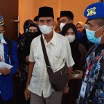 Khamsun usai mengundurkan diri dari keanggotaan DPD PAN Gresik. (foto: SYUHUD/ BANGSAONLINE)