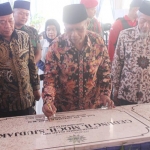 Ketum PP Muhammadiyah Haedar Nashir sedang menandatangani peresmian Amal Usaha Muhammadiyah Lamongan.