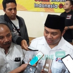 Dr. Sukma Sahadewa, salah satu kandidat bakal calon Bupati Kediri saat memberi penjelasan kepada wartawan. foto: MUJI HARJITA/ BANGSAONLINE