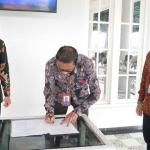 Penandatanganan kerja sama pelayanan PTP antara Kanwil Kemenkumham Jatim dan Pemkab Bangkalan.