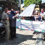 Penyerahan bantuan renovasi Masjid Al-Falah. (foto: ist).