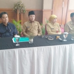 Wali Kota Malang Sutiaji didampingi Kepala Dindikbud Zubaidah dan Sekretaris Totok K saat memberikan pengarahan kepada ribuan guru dan wali murid (komite) di Hotel Ubud Malang, Senin (10/02). foto: IWAN IRAWAN/ BANGSAONLINE